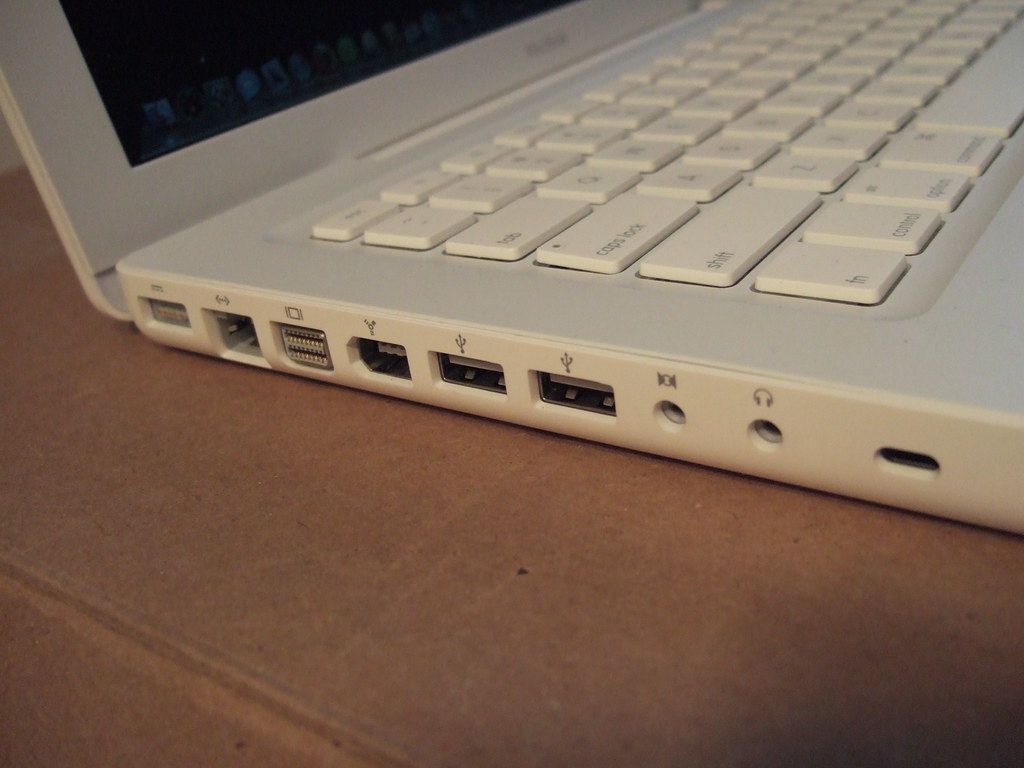White 13' Apple Macbook 2.4 GHz, 10/31/08 - 11 of 63
