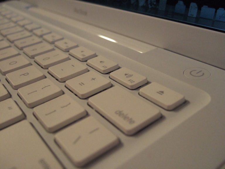 White 13' Apple Macbook 2.4 GHz, 10/31/08 - 6 of 63